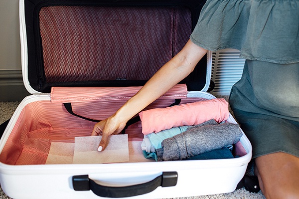 travel hacks a dryer sheet in your bag