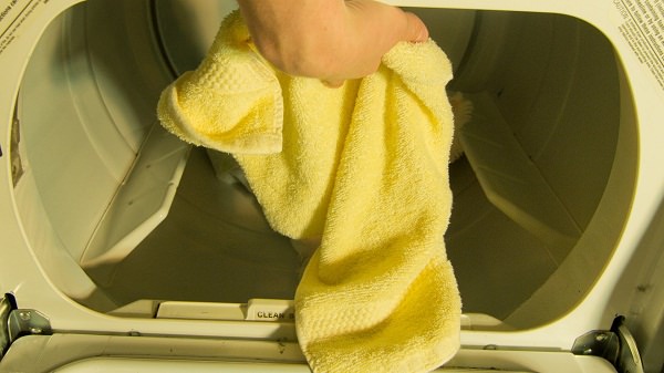 dry-your-wet-clothes-with-dry-towel