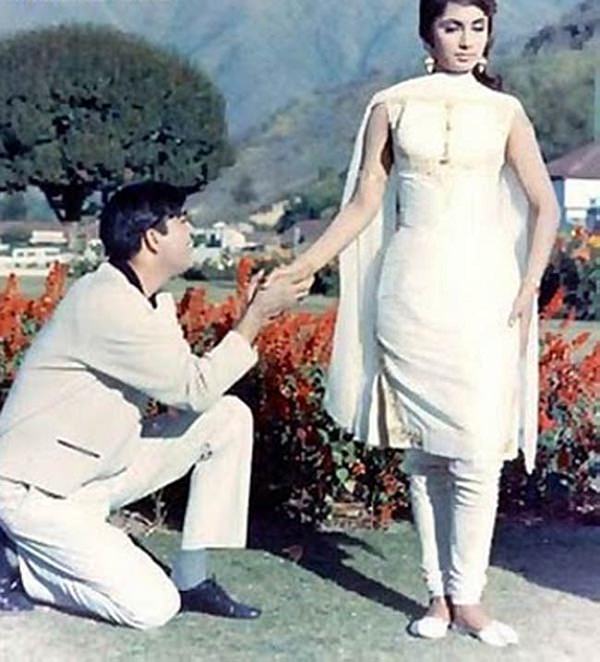 figure-hugging-churidar-from-waqt, bollywood 70s fashion