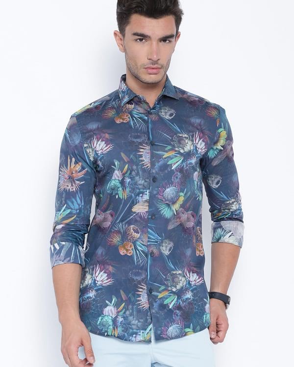 printed shirts should be worn untucked to make the entire design visible