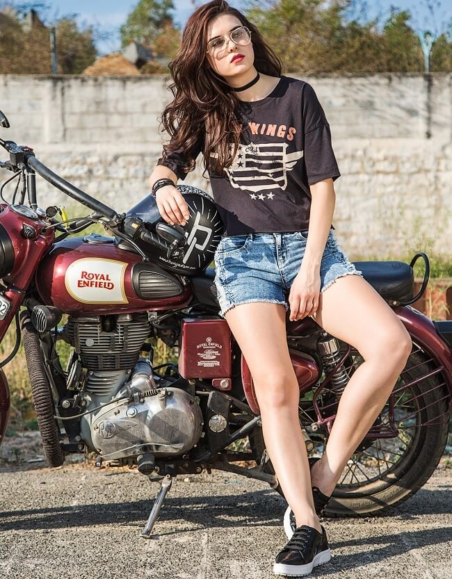 stylist look for women with tees and shorts