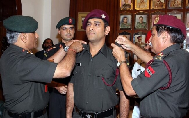 Captain cool ms dhoni visits a school in kashmir in army uniform