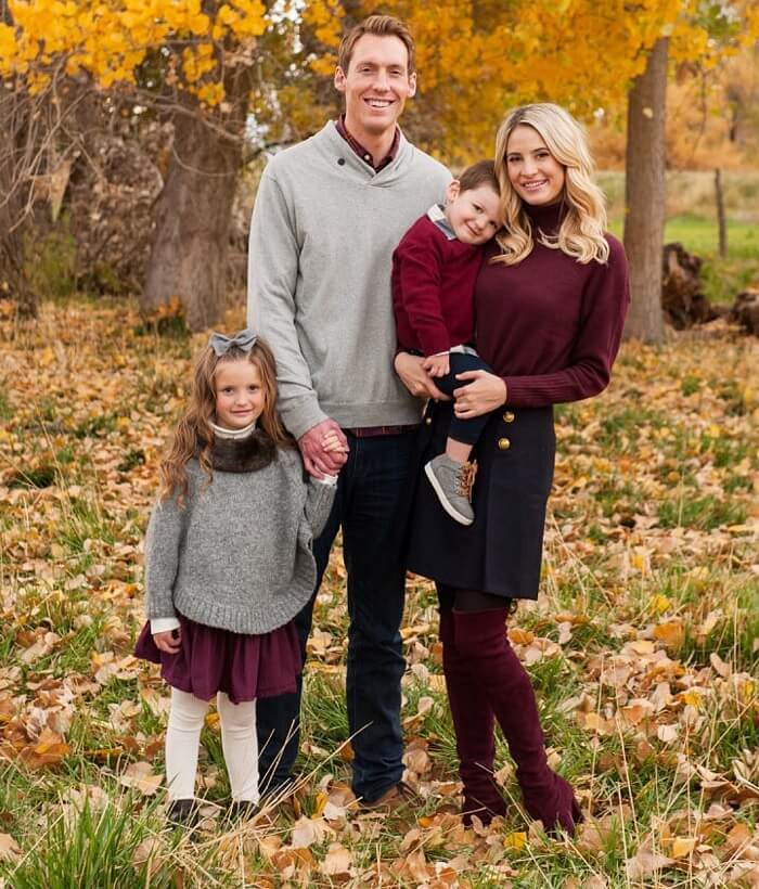 fall family photo outfits burgundy