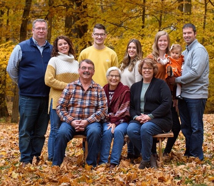 choosing a family outfit for fall pictures