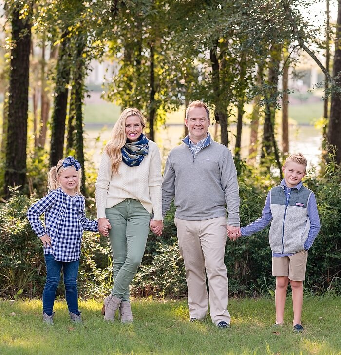 outdoor fall family photoshoot outfit ideas