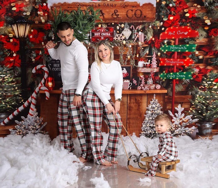 christmas outfit ideas for pictures , christmas photo clothing ideas families , family christmas photoshoot ideas at home 