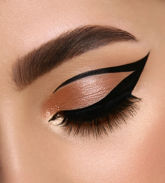 reverse winged eyeliner 