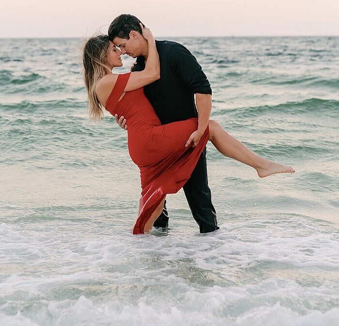 beach engagement photo outfits