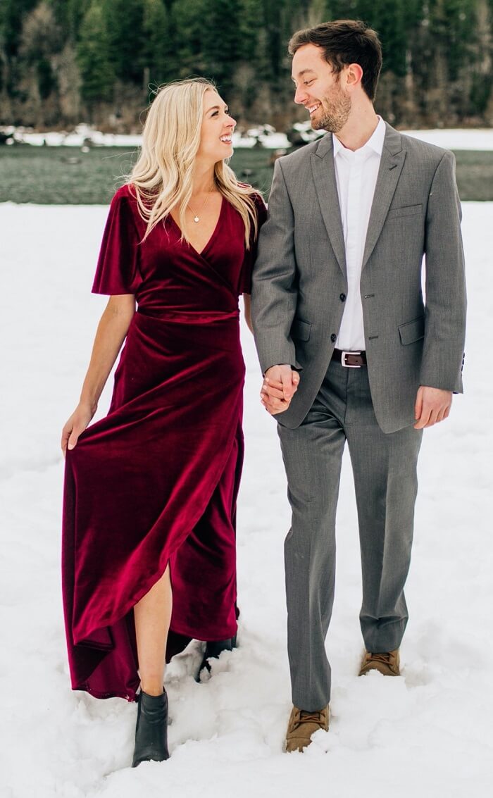 What colors look best in engagement photos?